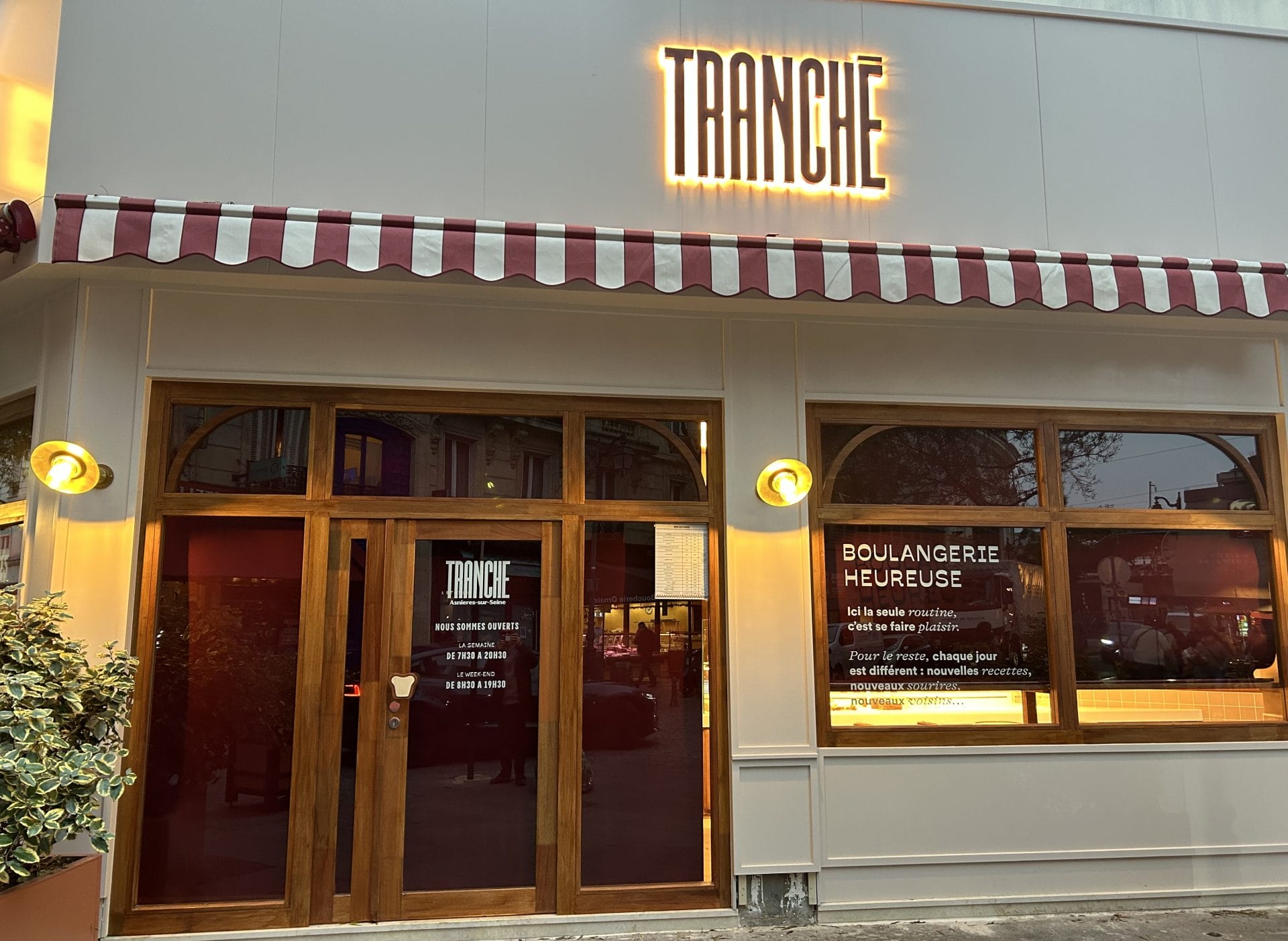 L’attribut alt de cette image est vide, son nom de fichier est FACADE-BOULANGERIE-VITRINE-EN-BOIS-EXOCTIQUE-MERANTI-ET-PANNEAUX-MDF-TRICOYA-1920x1403.jpg.